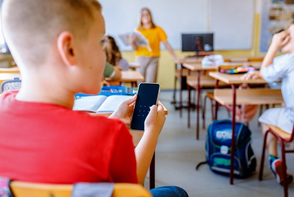 Danemarca vrea să interzică telefoanele mobile în școli și licee, după rezultatele testelor PISA 2025