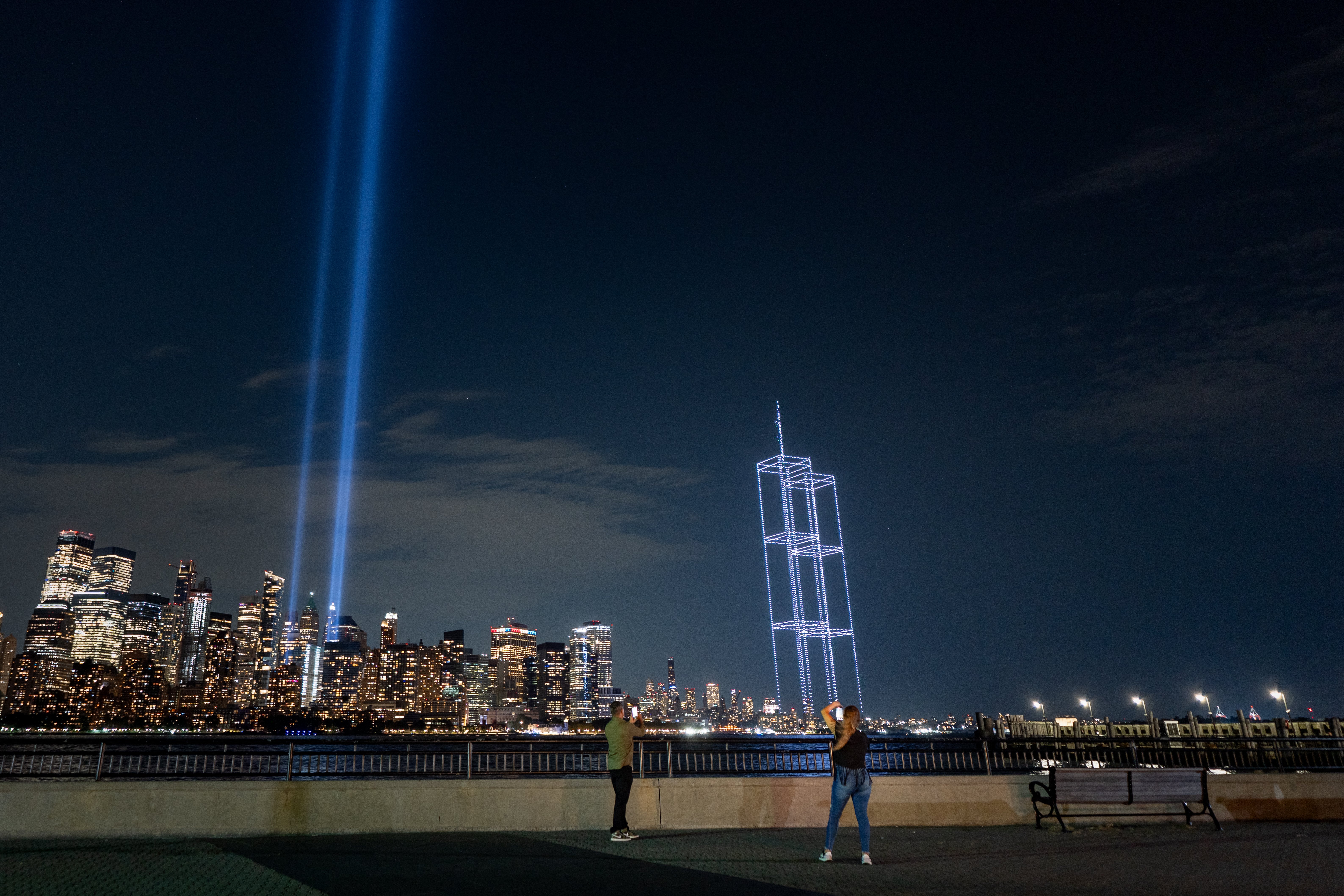 Turnurile Gemene, recreate pe cerul New Yorkului cu 2.977 de drone, la 25 de ani de la atentatele din 11 septembrie. VIDEO