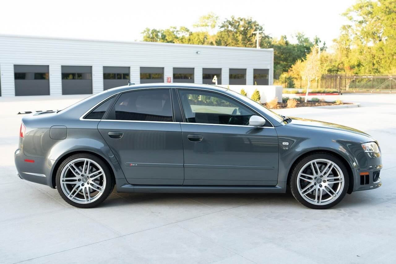 Un Audi RS4 a stat 18 ani nefolosit într-un garaj și a ajuns să valoreze o avere. Are doar 19.600 de kilometri la bord
