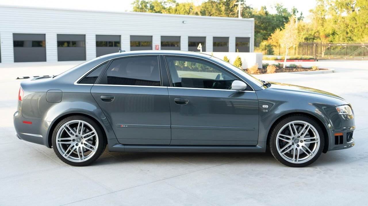 Audi RS4 cu 19.600 km, păstrat 18 ani în garaj, vândut la preț record