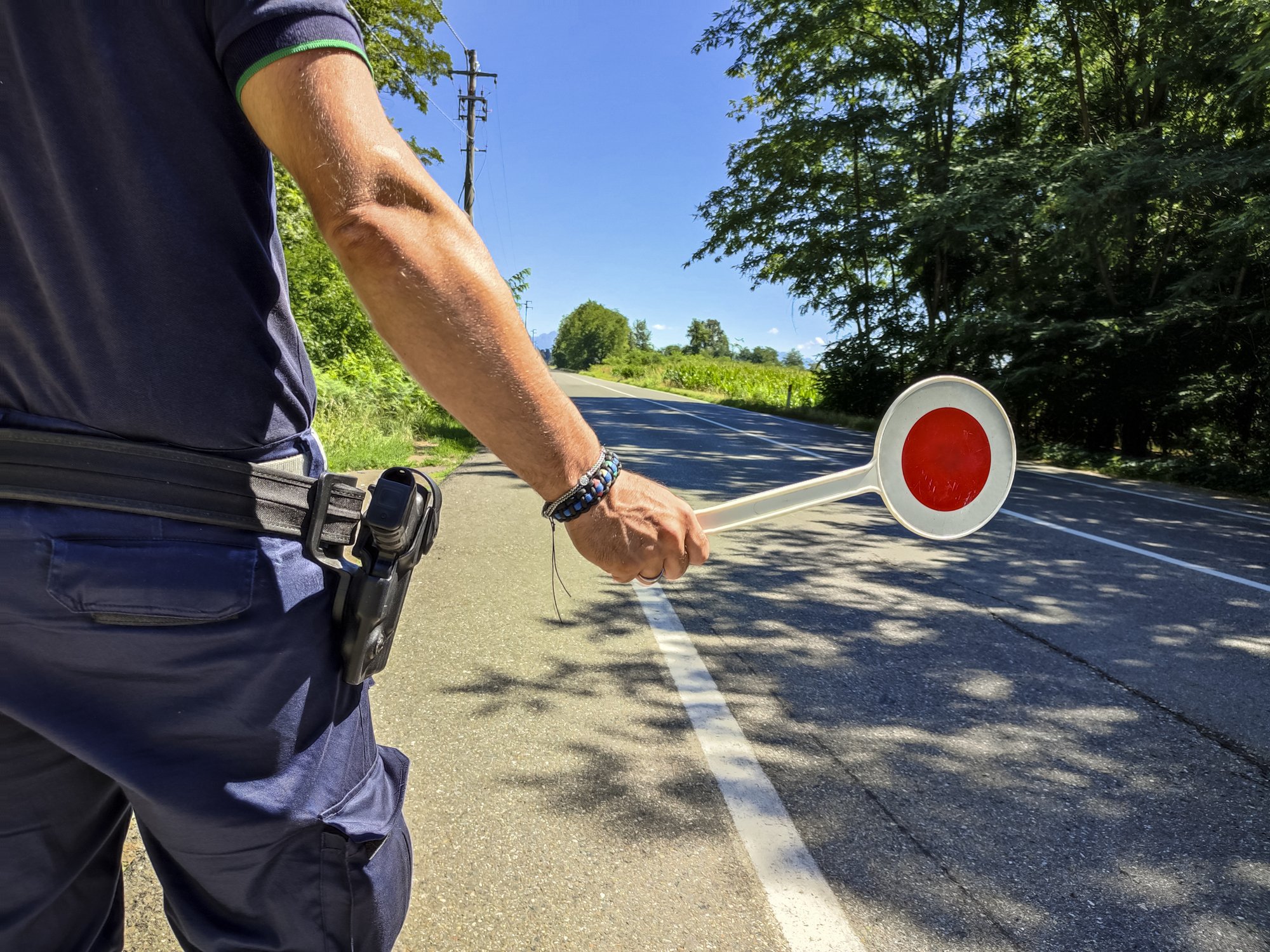 Un primar din Italia a ajuns să dirijeze traficul, după ce singurul polițist local a demisionat brusc: „Nu mă așteptam”