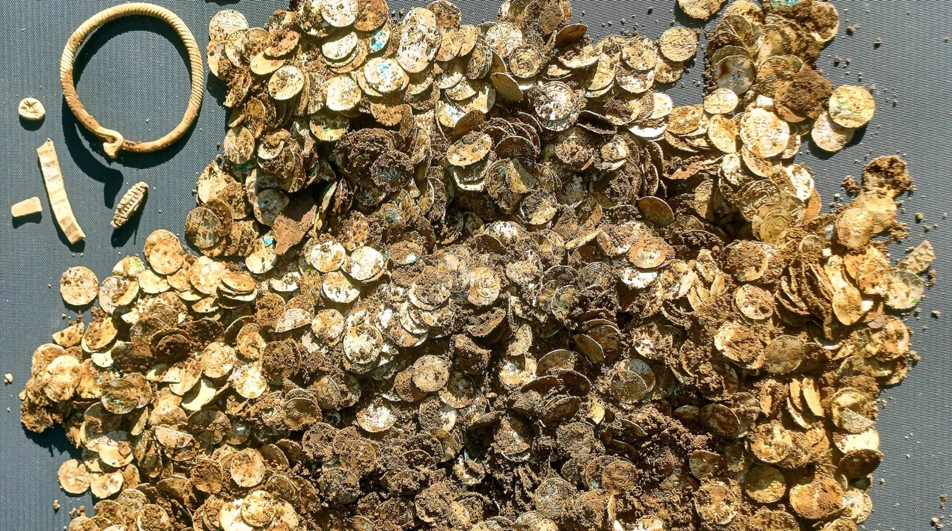 Un bărbat a descoperit un tezaur viking de 1.000 de ani cu un detector de metale. Ar valora aproximativ 10.000 de dolari