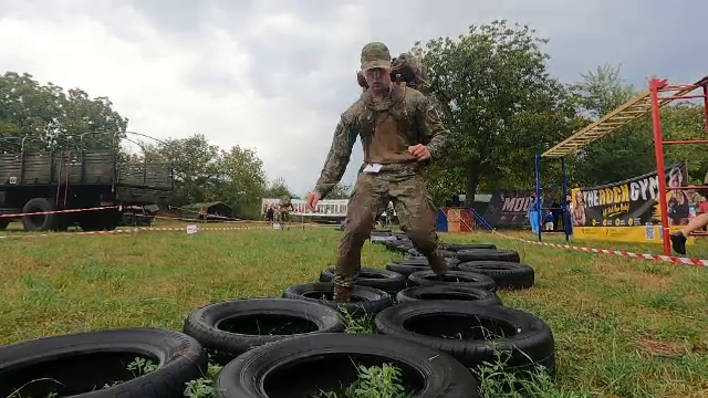 Peste 100 de civili s-au întrecut cu militarii într-o cursă dificilă, în Iași. Au alergat 10 kilometri cu 10 kg în spate