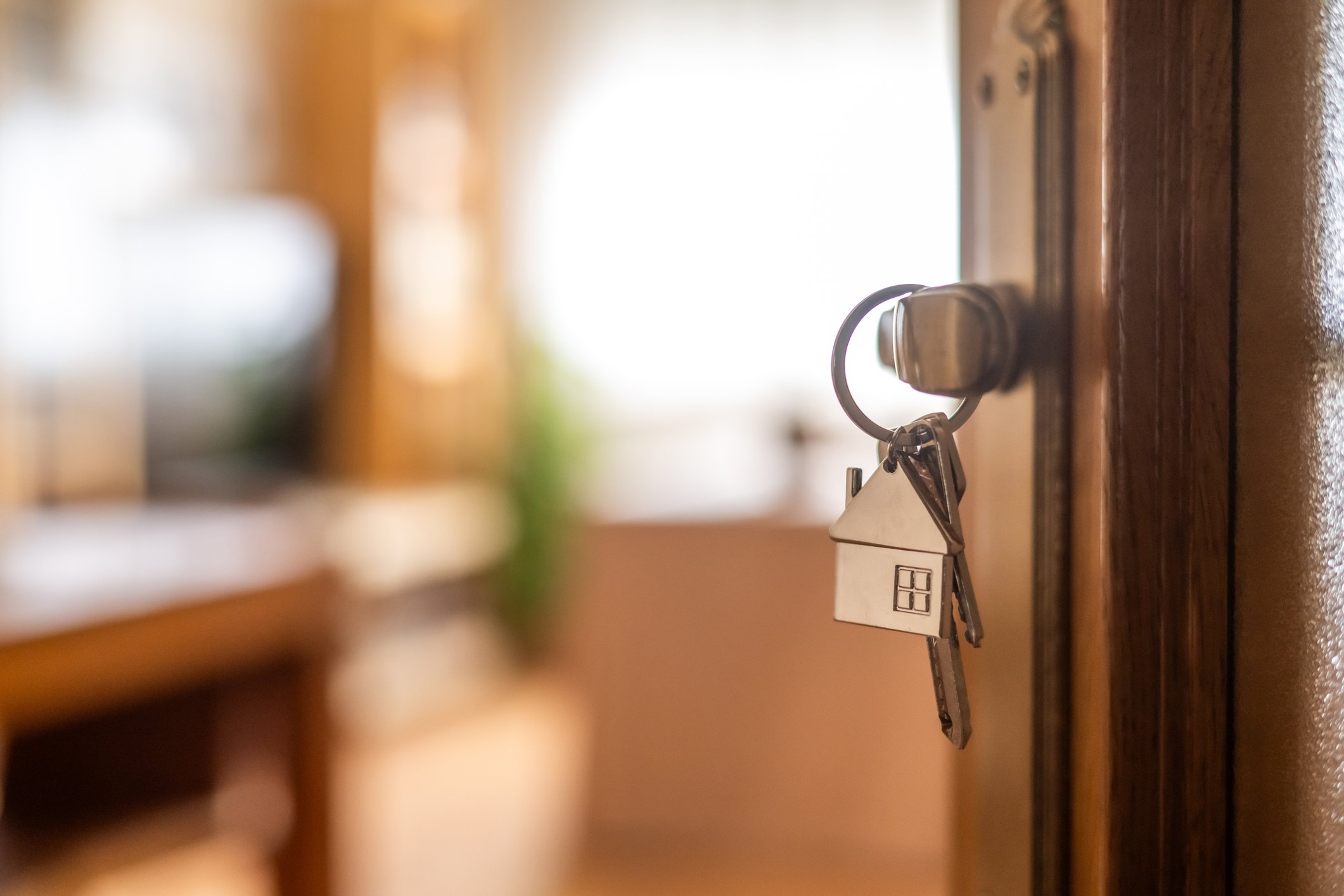 Un proprietar a intrat fără permisiune în casa chiriașilor și le-a schimbat încuietorile. Ce sumă trebuie să plătească