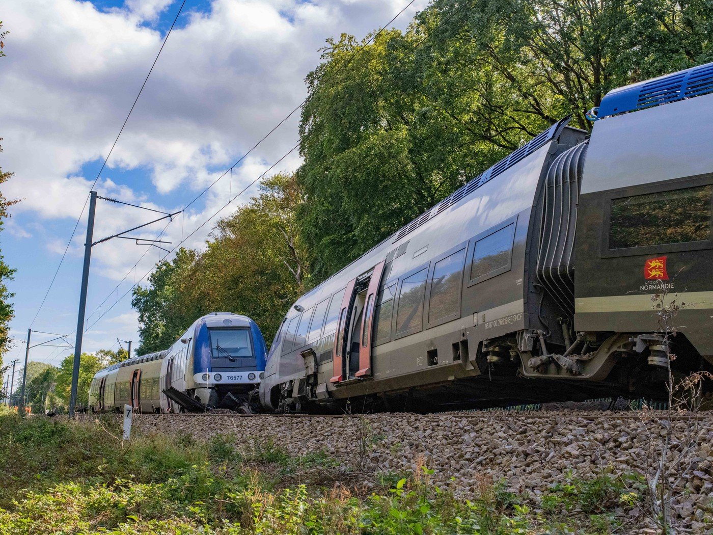 Tren deraiat în Franța: 44 de persoane au fost rănite. O șină aproape 300 de kilograme ridică semne de întrebare. FOTO
