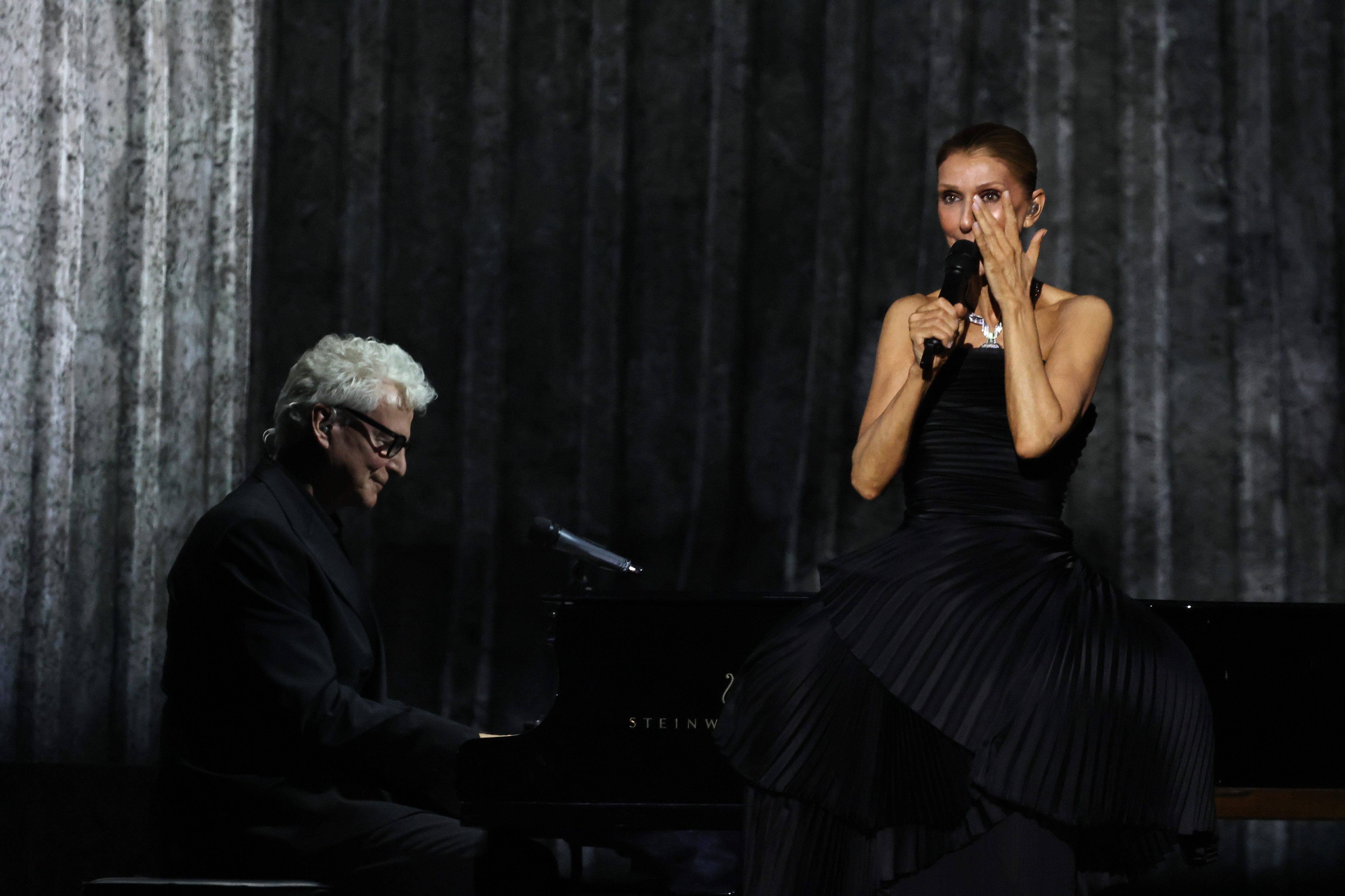 Céline Dion a revenit pe scenă după șase ani de absență. Artista a izbucnit în lacrimi în fața a 30.000 de spectatori. VIDEO
