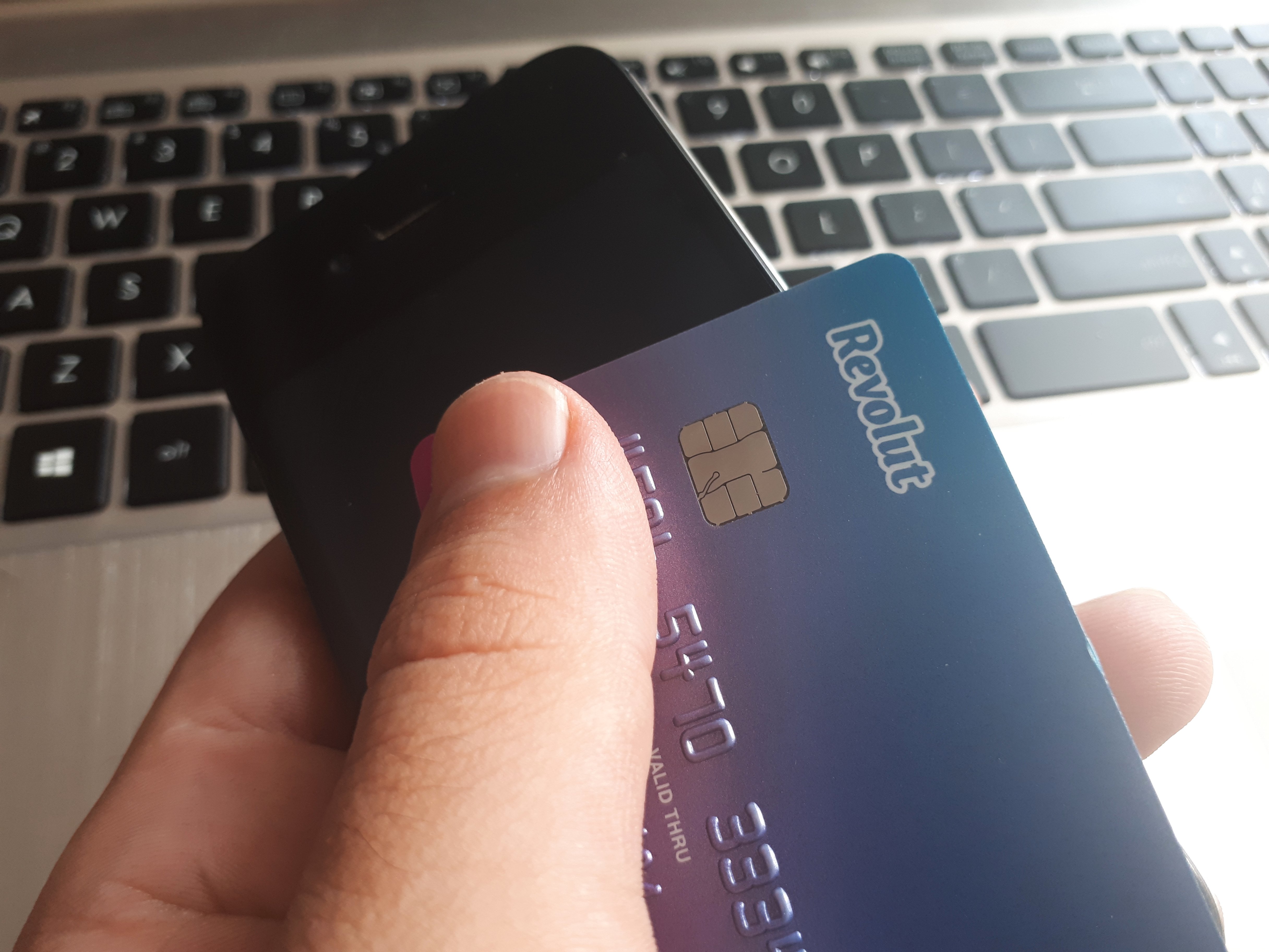 Breșă ireală de securitate. Revolut a trimis hackerilor informații complete despre clienți, inclusiv selfie de autentificare