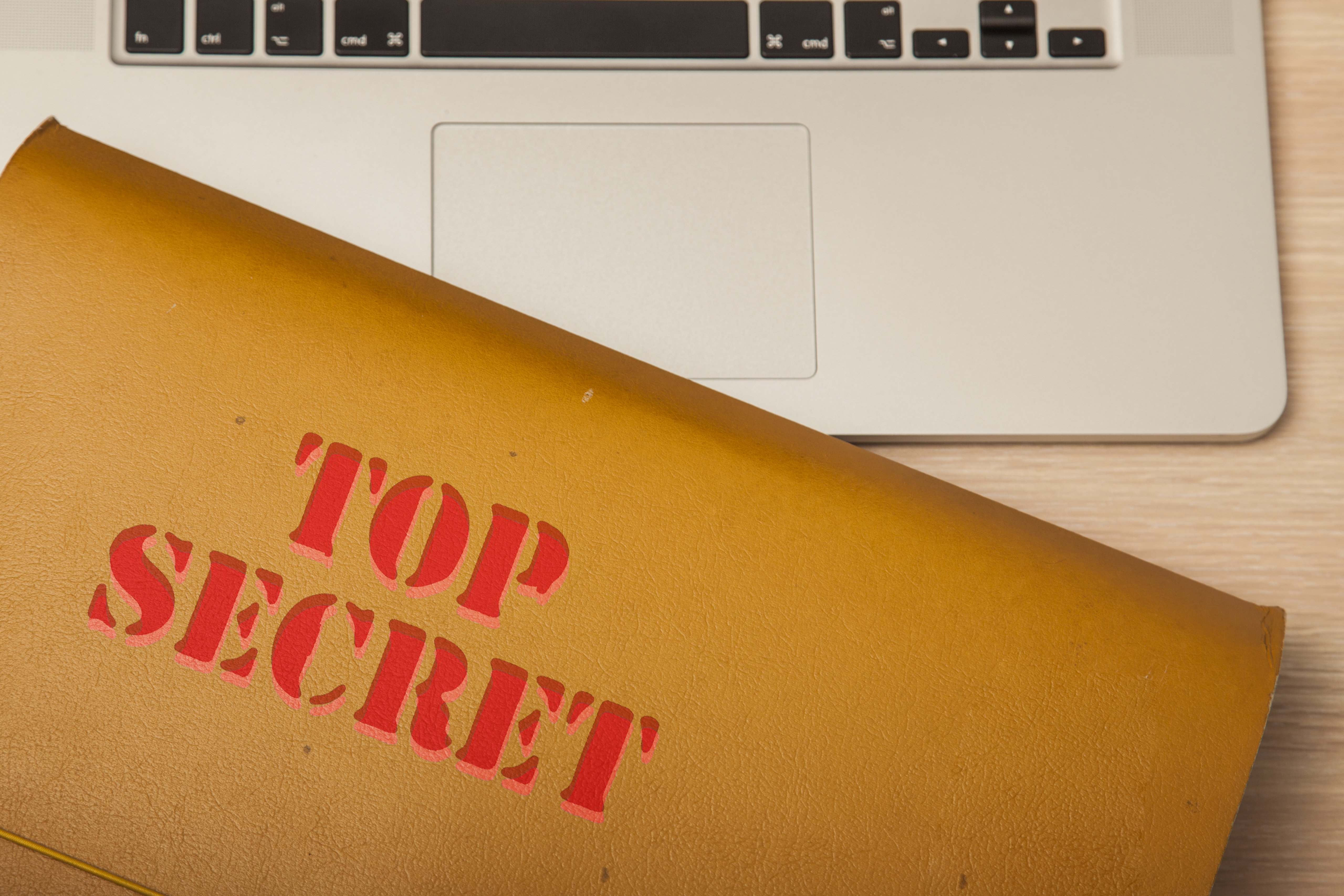 Un bărbat din SUA a găsit un dosar vechi marcat "SECRET” în timp ce făcea curățenie în garaj. Ce se afla în interior