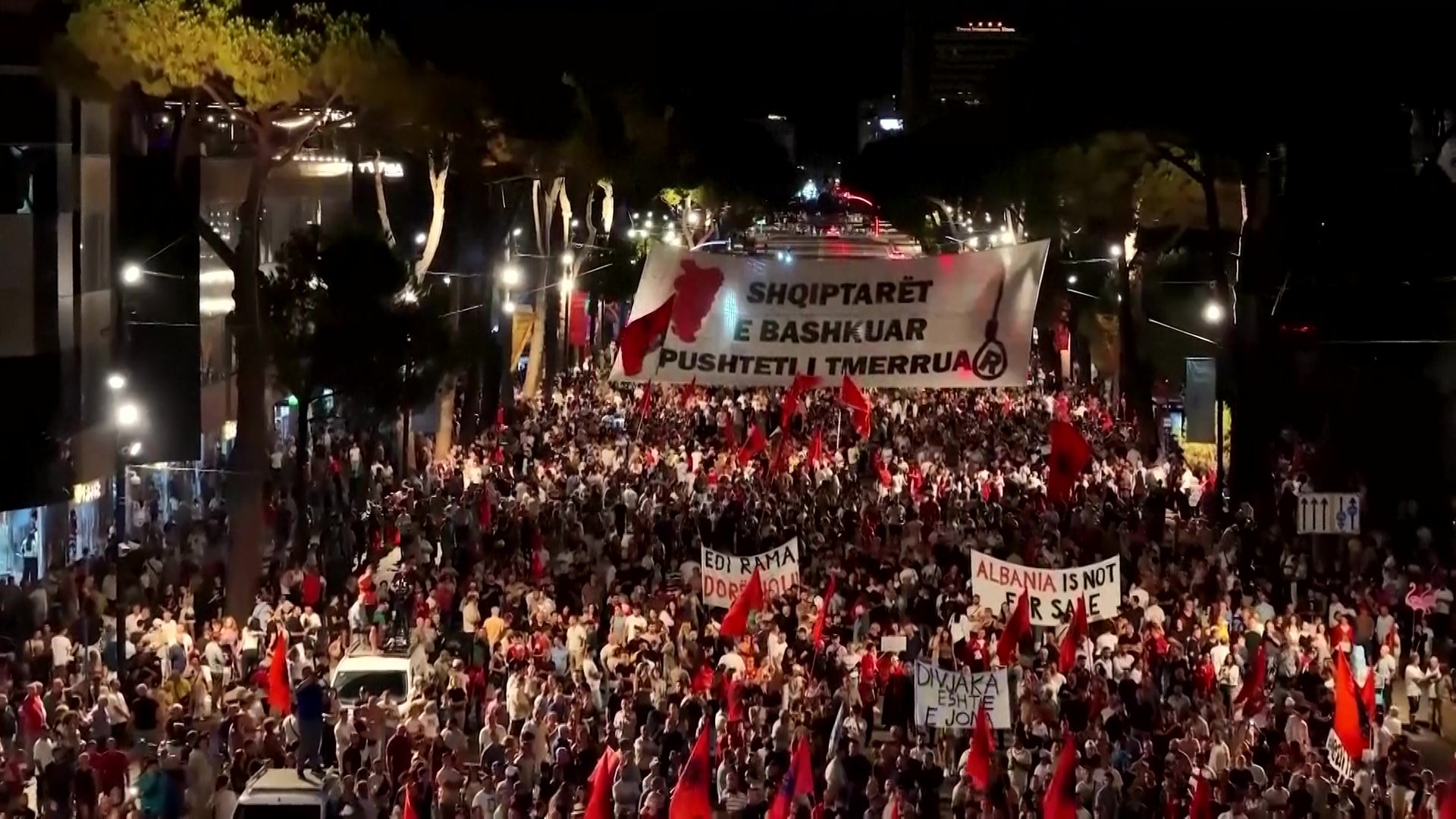”Albania cere revoluție”. Încă o zi de proteste - a 105-a - față de Jared Kushner, ginerele președintelui Donald Trump