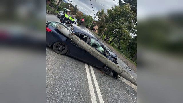 Un stâlp de electricitate a căzut peste o mașină în Suceava. Pasagera de pe locul din dreapta a scăpat cu răni ușoare