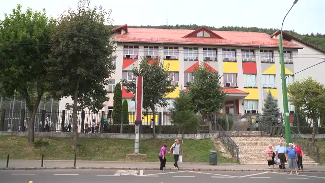 Cât costă să locuiești lângă o școală bună. Părinții aleg apartamente mai scumpe pentru copiii lor
