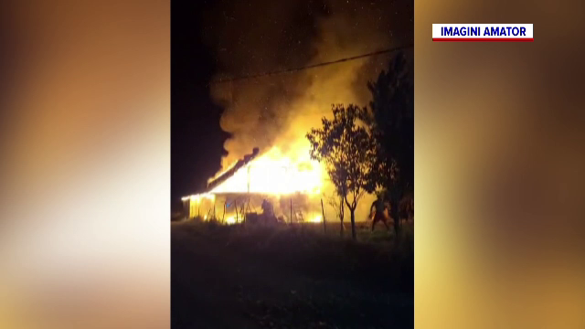 Incendiu violent în Mureș, unde un tânăr de 20 de ani a fost salvat din flăcări, iar nouă oameni au rămas fără adăpost