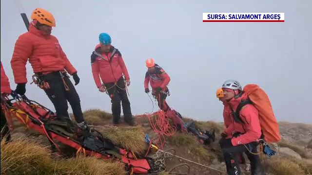 Misiune dificilă în Munții Făgăraș. Salvamontiștii încearcă de peste 40 de ore să recupereze turistul căzut într-o prăpastie