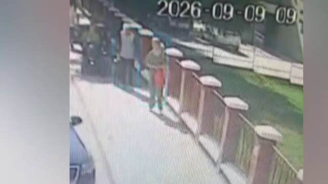 Un bărbat a ajuns la spital după ce a fost lovit pe trotuar de un triciclu electric, în Pașcani. Impactul a fost filmat