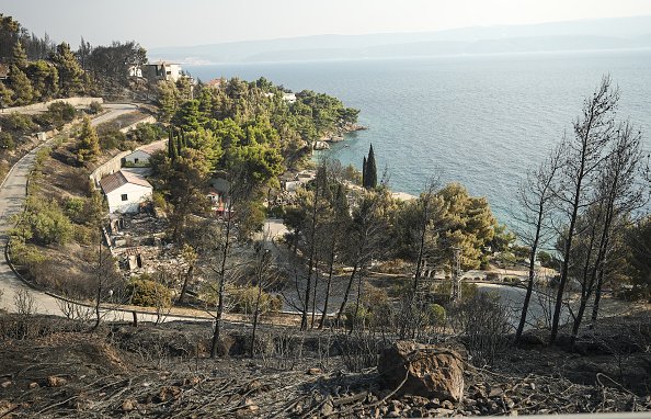 Incendiu pe o insulă din Croația. 500 de persoane evacuate şi 3.500 de hectare distruse de flăcări. GALERIE FOTO