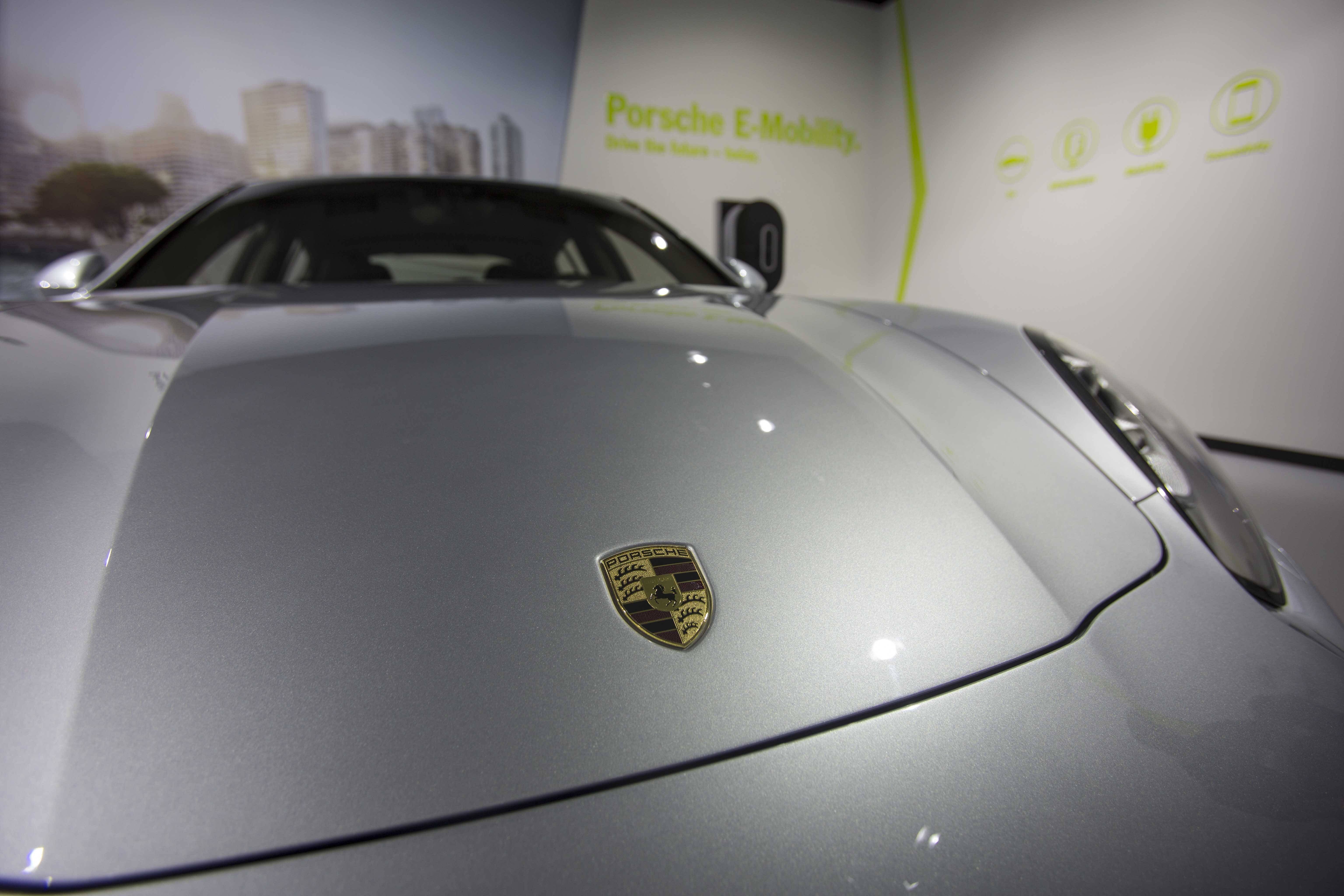 Un proprietar de Porsche din China și-a acoperit mașina cu 90 de afișe cu copii dispăruți. Unul și-a regăsit familia
