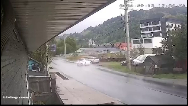 Mașină cu pasager împinsă într-un râu din Maramureș, după ce a fost lovită violent de un vehicul în derapaj