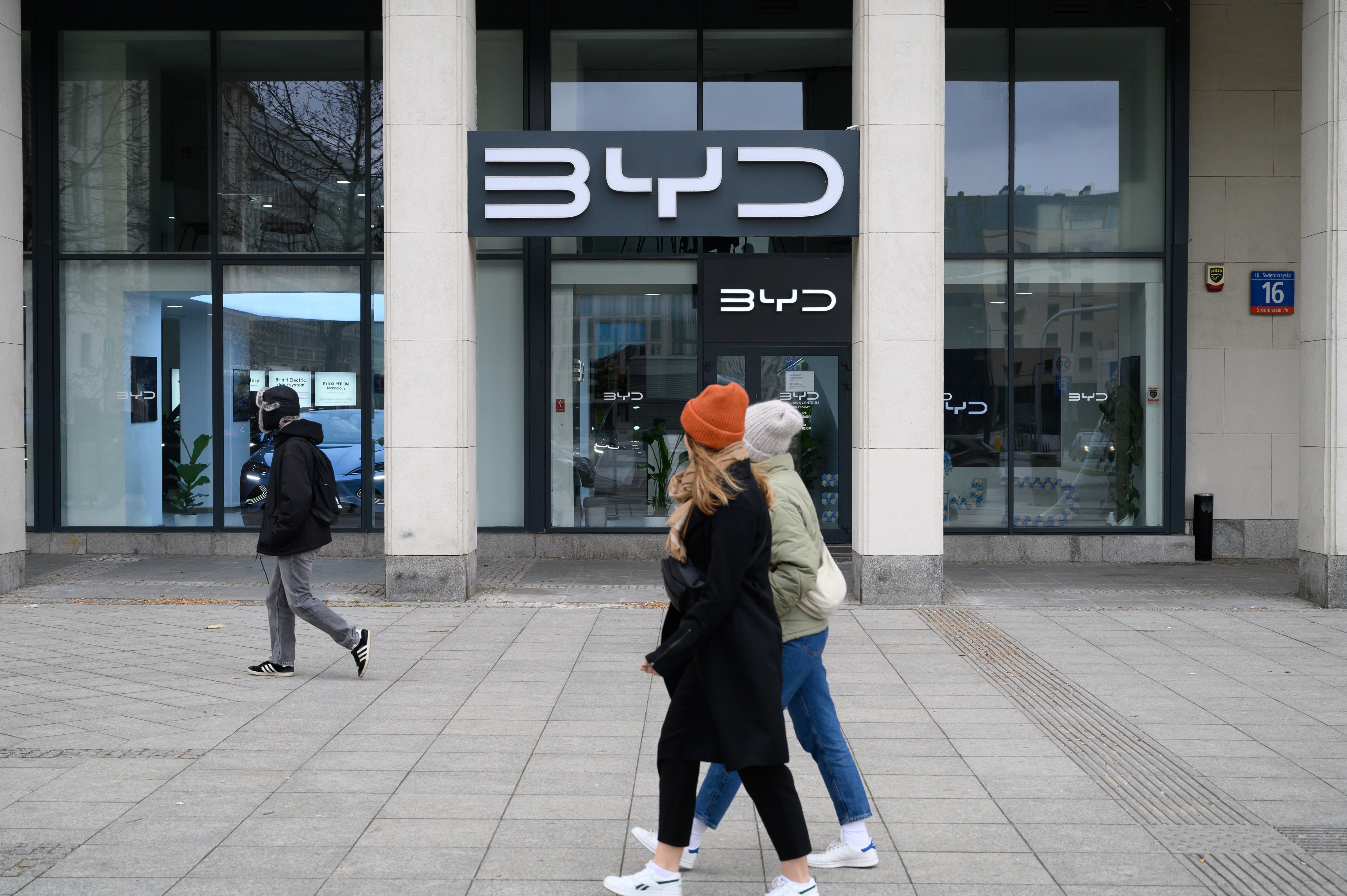 BYD are planul pentru a evita taxele vamale ale UE. Cum vrea producătorul auto chinez să devină „european”