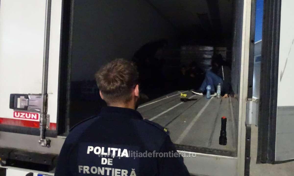 Descoperire neașteptată a polițiștilor din Calafat într-un camion care transporta alune în Belgia. Ce ascundea șoferul. FOTO