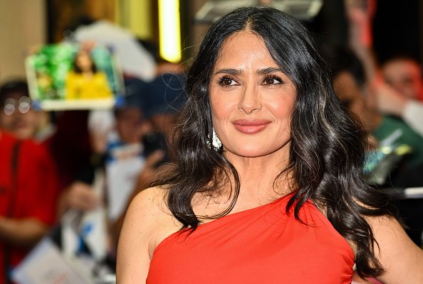 Salma Hayek, apariție spectaculoasă la 60 de ani. Rochia roșie care a atras toate privirile la New York. FOTO