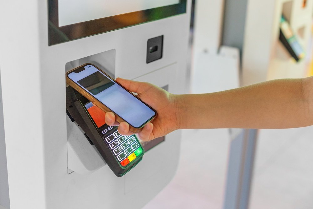 Escrocherie cu stații self-pay. Angajații unor magazine, păcăliți să transfere bani către platforme de jocuri de noroc