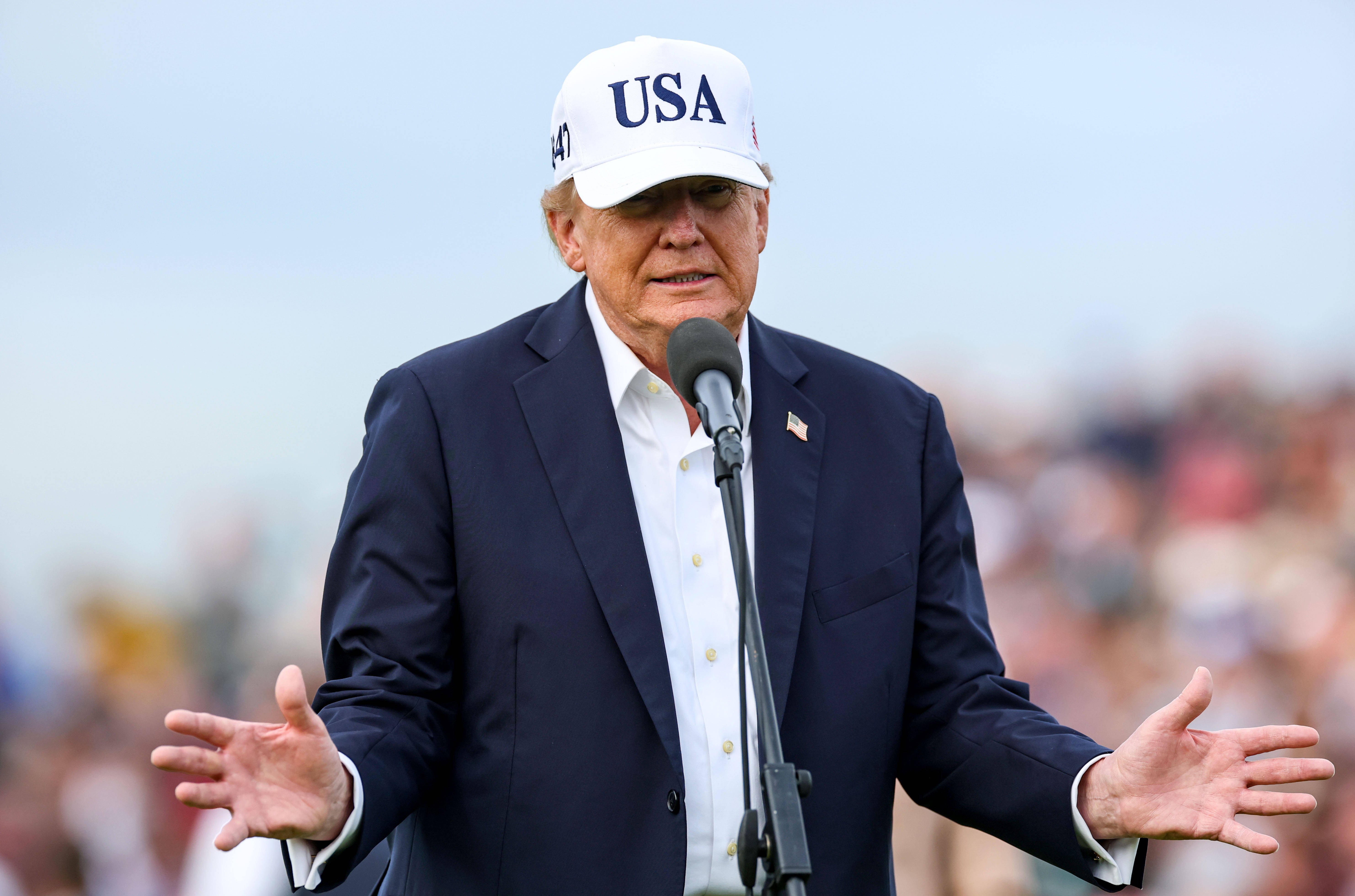 Războiul comercial dintre SUA și Canada. Trump renunță la suprataxarea hârtiei igienice canadiene, dar e nemilos cu blănurile