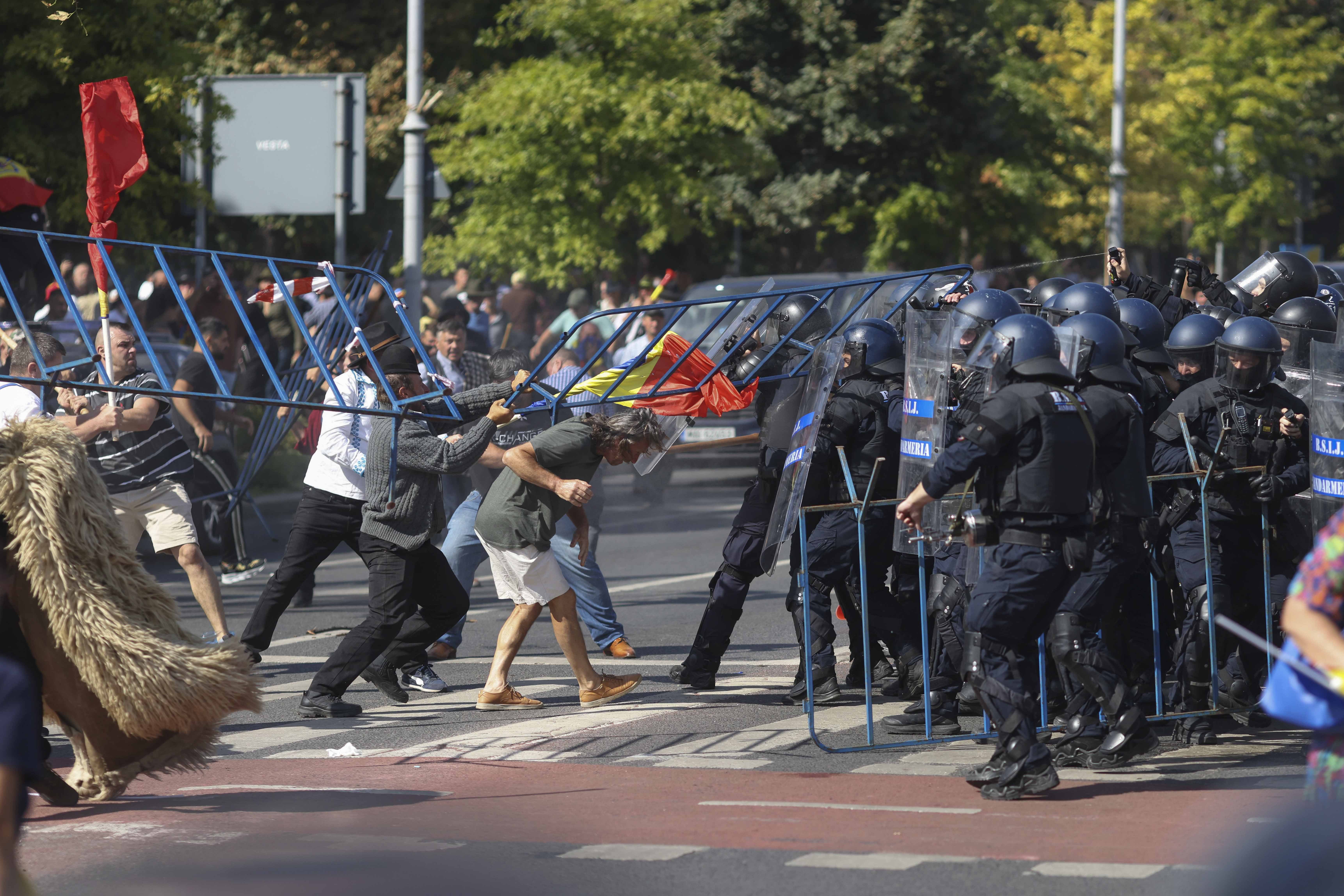 Cine ar fi deturnat protestul ciobanilor din Piața Victoriei și l-ar fi transformat în violențe. Analist: „Pe asta au contat”