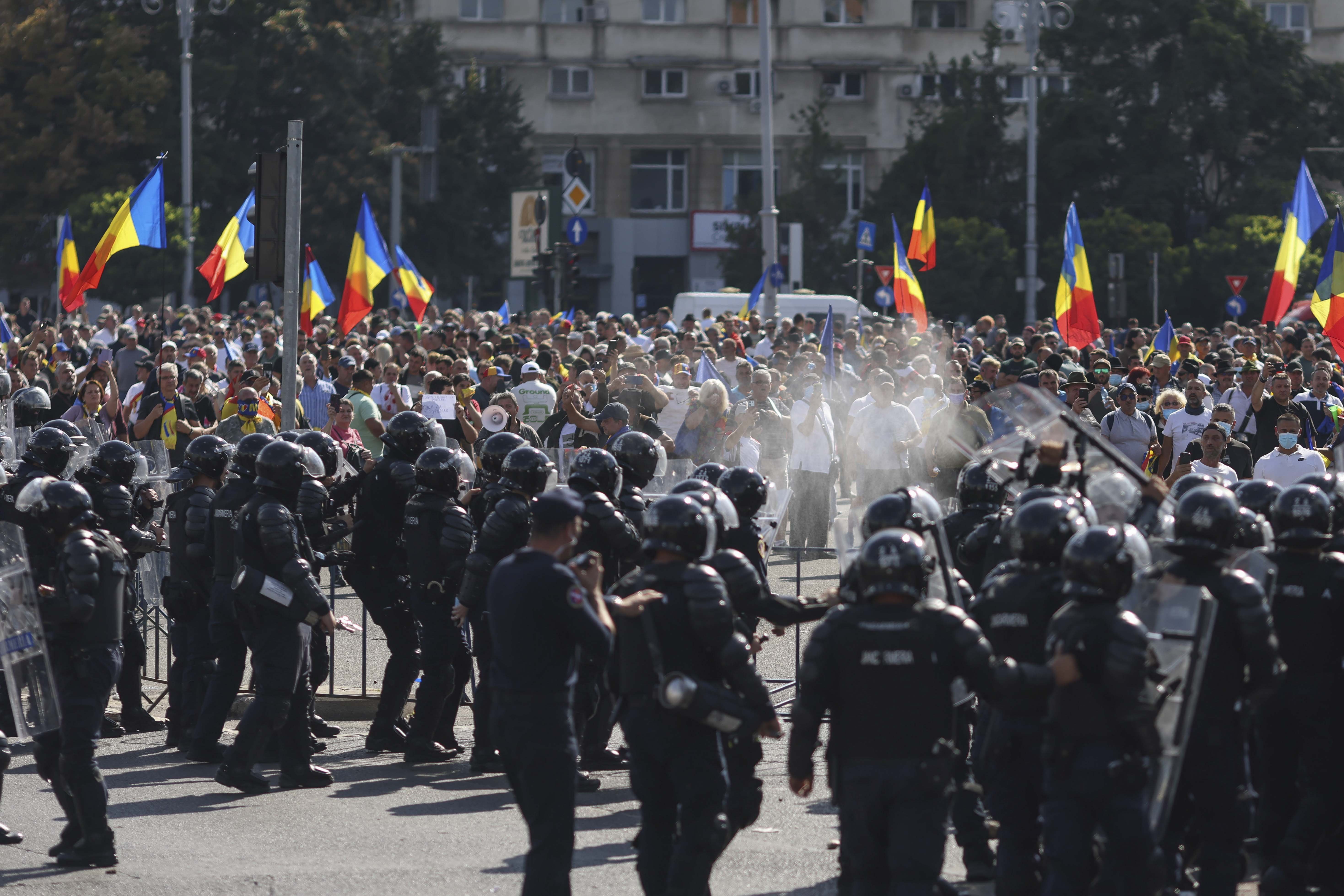 Bilanțul final al violențelor din Piața Victoriei: 47 de persoane duse la Poliție și zece jandarmi răniți