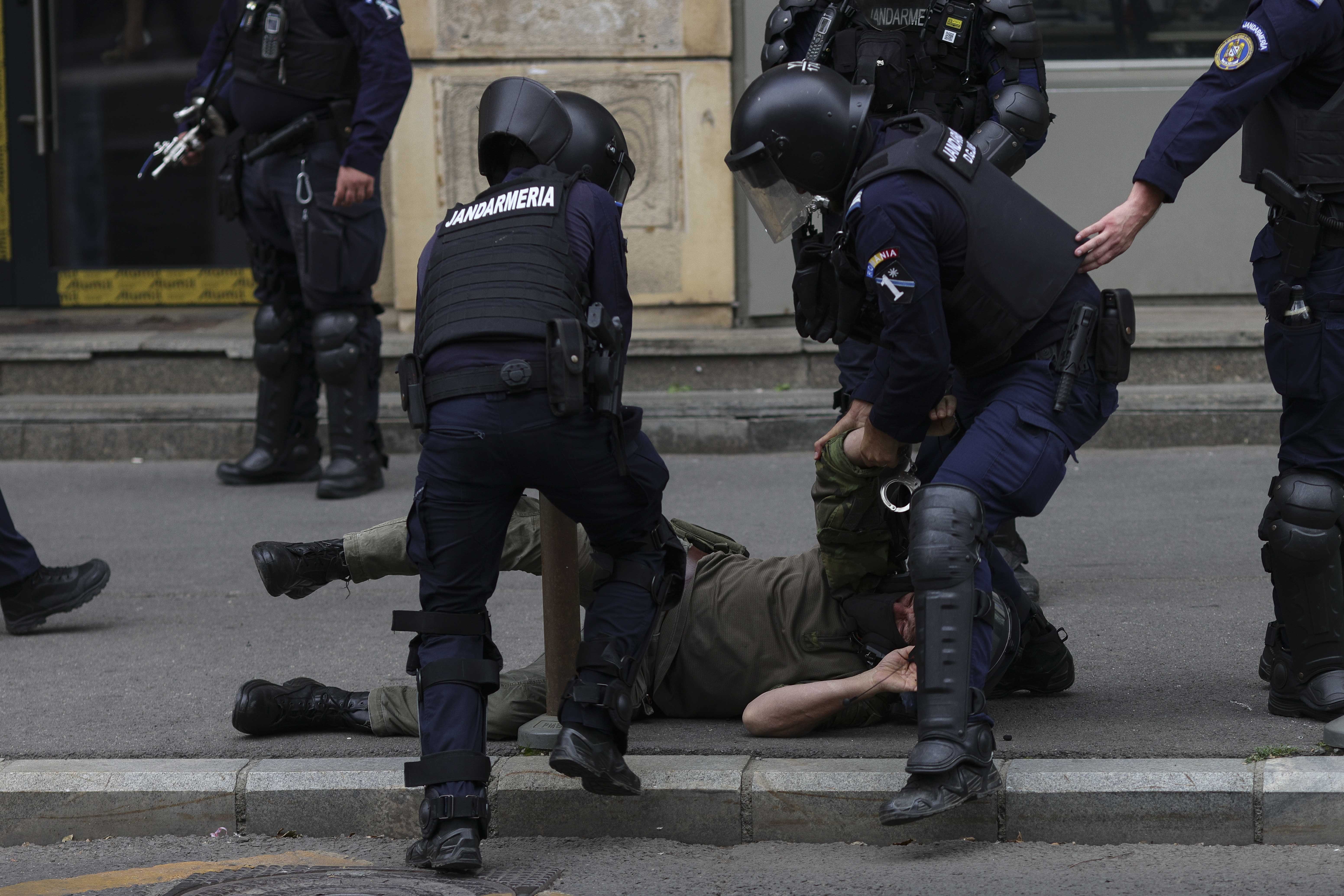 Continuă arestările pentru violențele din Piața Victoriei. ”Cioban” protestatar prins în trafic cu un pistol la el