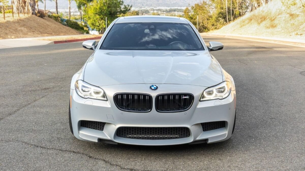 Un BMW M5 de 567 CP, care costa peste 100.000 de euro nou, vândut pentru o sumă surprinzătoare. Prețul plătit la licitație