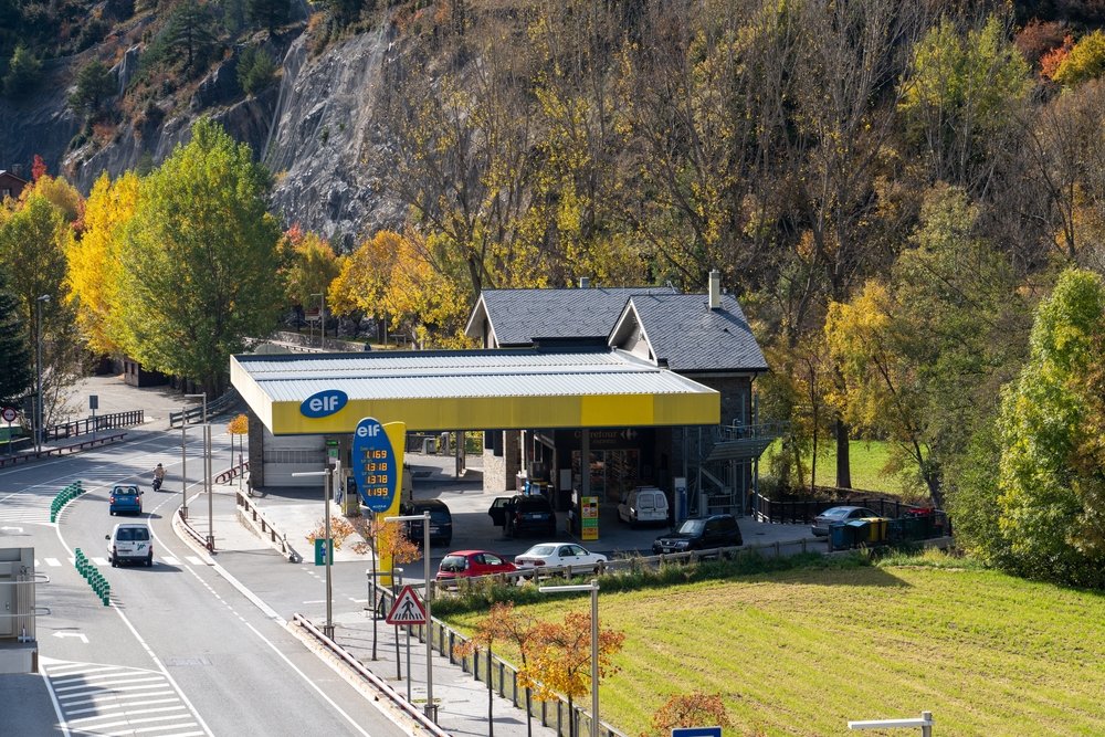 Șoferii francezi trec granița pentru carburanți mai ieftini. Aici, litrul de motorină sau benzină costă doar 1,70 euro