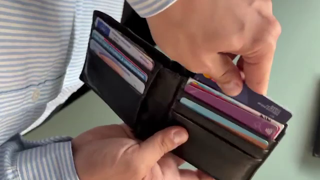 Ce au pățit două femei din Alba după ce au cheltuit banii de pe un card găsit pe stradă. Au dat o comandă de 2.000 de lei