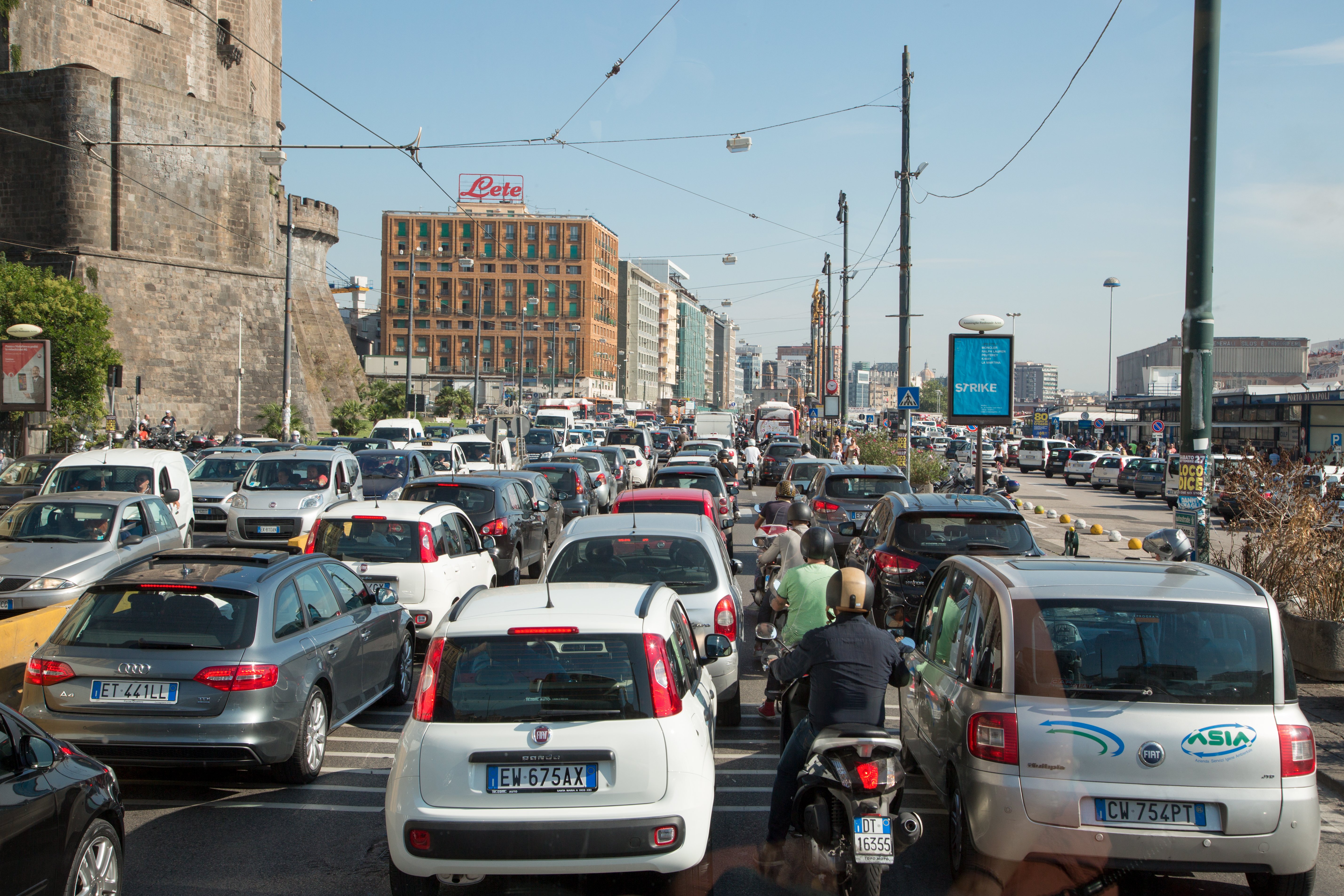 Decizie istorică în Italia. Se elimină impozitul auto pentru 14,5 milioane de vehicule. Meloni: „Era o taxă urâtă”