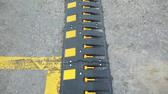 Limitator de viteză cu țepi, montat ilegal pe o stradă din Baia Mare. Primăria a fost amendată cu 4.500 de lei