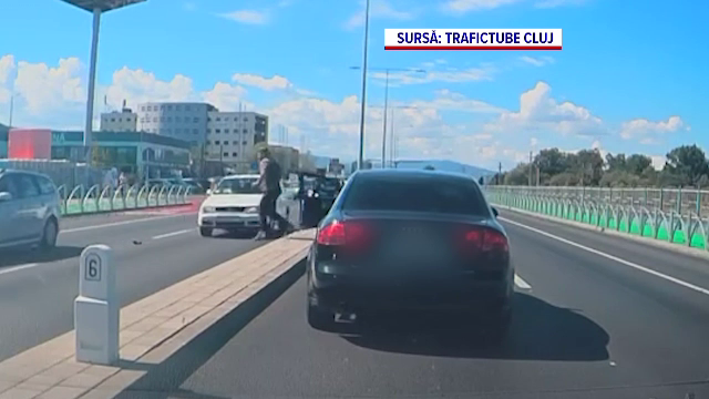 Accident bizar în Cluj. Un șofer a oprit brusc și a fugit în fața unei mașini. A fost lovit în plin