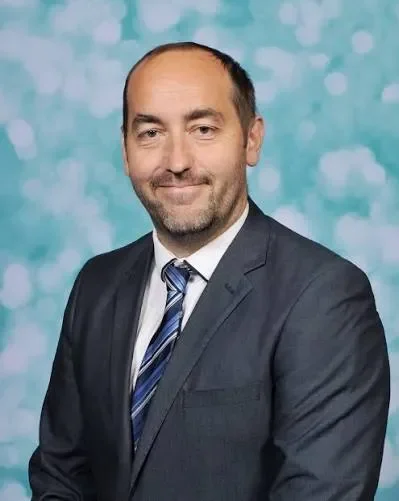 Un director a suspendat 25 de elevi pentru abateri minore, în Marea Britanie: „A închis fermoarul prea zgomotos"
