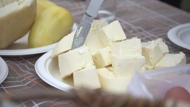 Mâncarea tradițională, noua șansă pentru turismul rural. Brânza de burduf ar putea avea propria rețea turistică