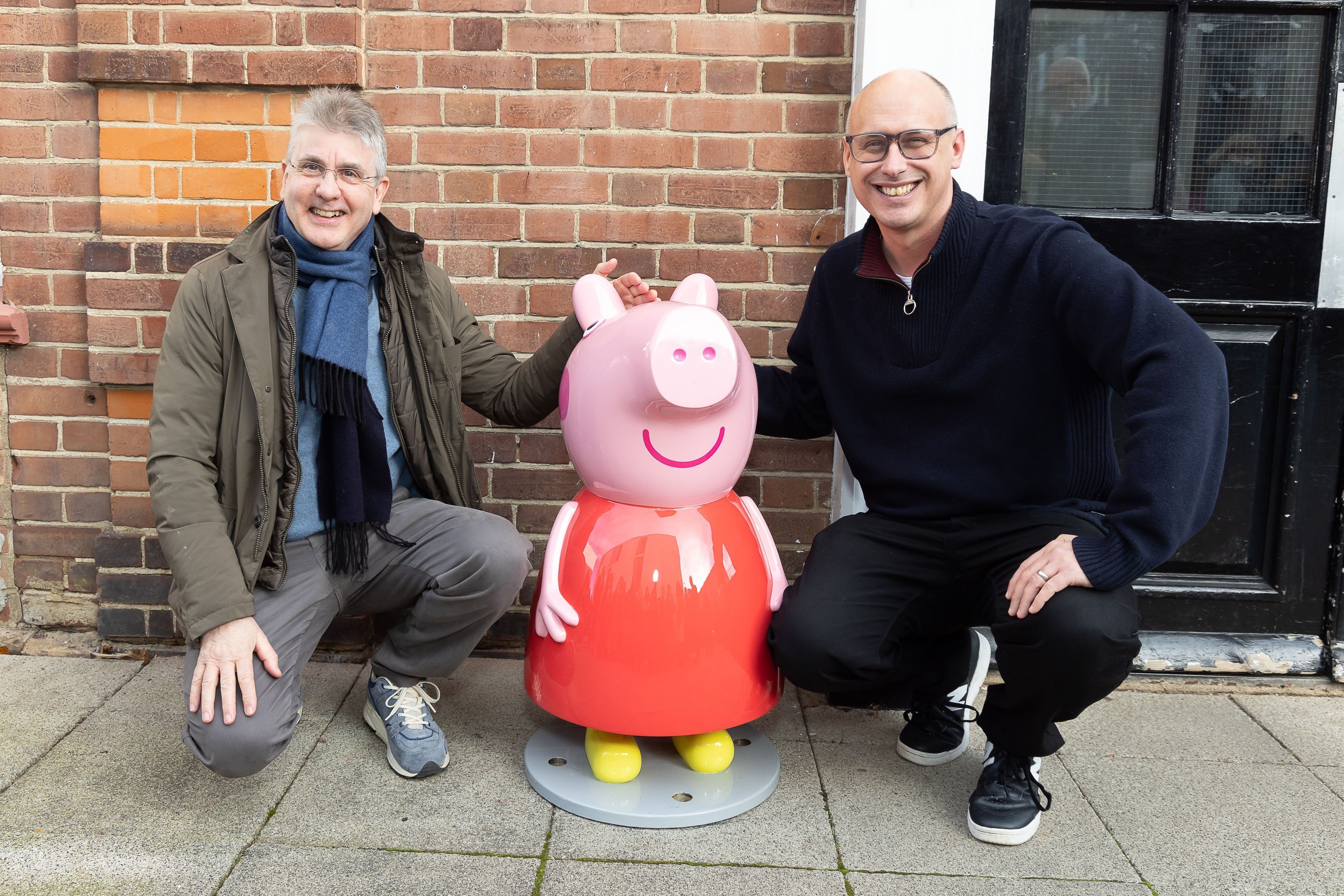 Doi români au jefuit vila de 10 milioane de lire a creatorului Peppa Pig. Ce pedepse au primit în Marea Britanie