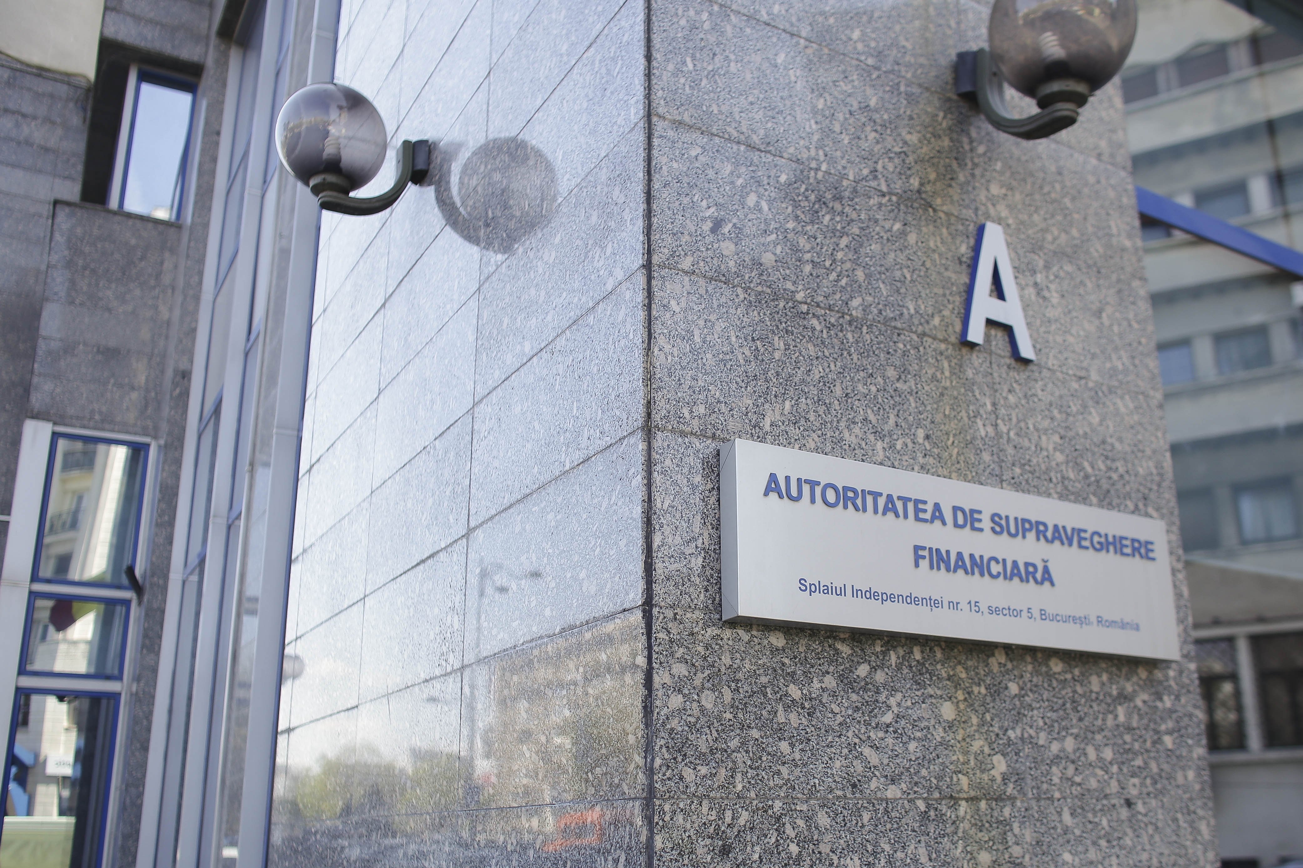 O femeie din București, la un pas să piardă peste 108.000 de lei într-o fraudă cu falși polițiști și reprezentanți ASF