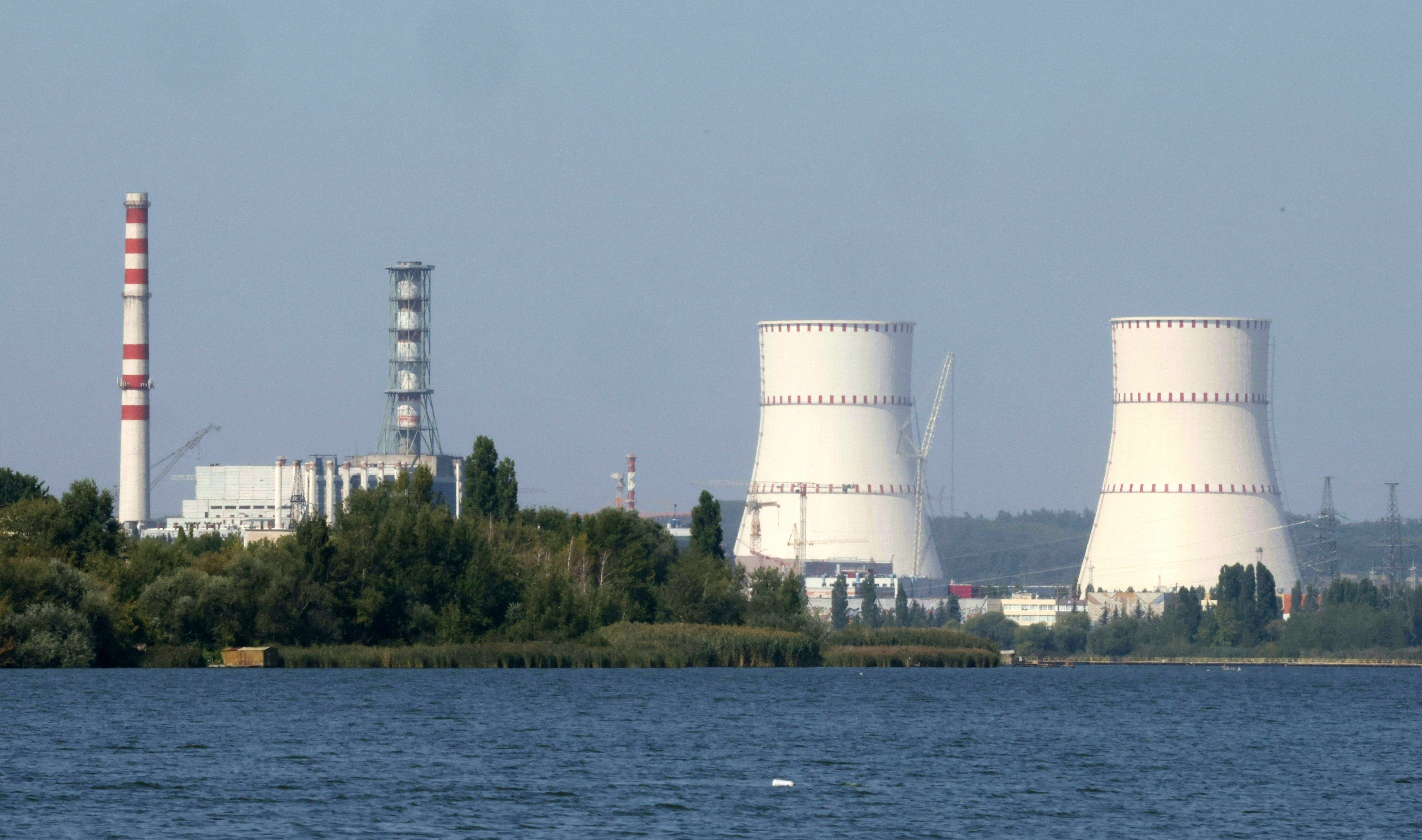O dronă ar fi lovit un turn de răcire al centralei nucleare ruseşti de la Kursk
