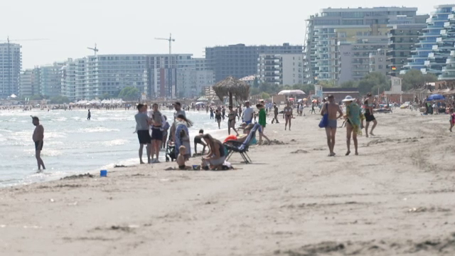 Turiștii de pe litoral au profitat de vremea caldă din septembrie. „Este exotic acum”