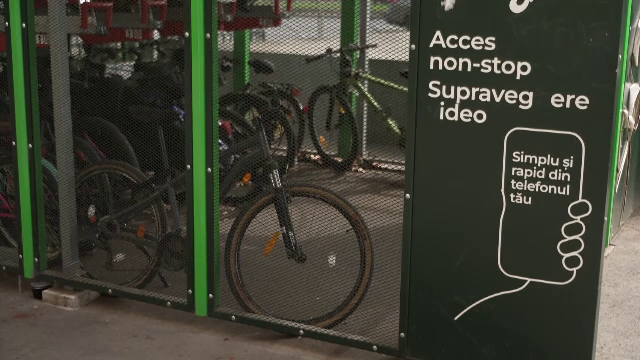 1 leu pe lună, un loc sigur pentru bicicletă. Sectoarele unde parcările primăriilor s-au ocupat chiar de de la inaugurare