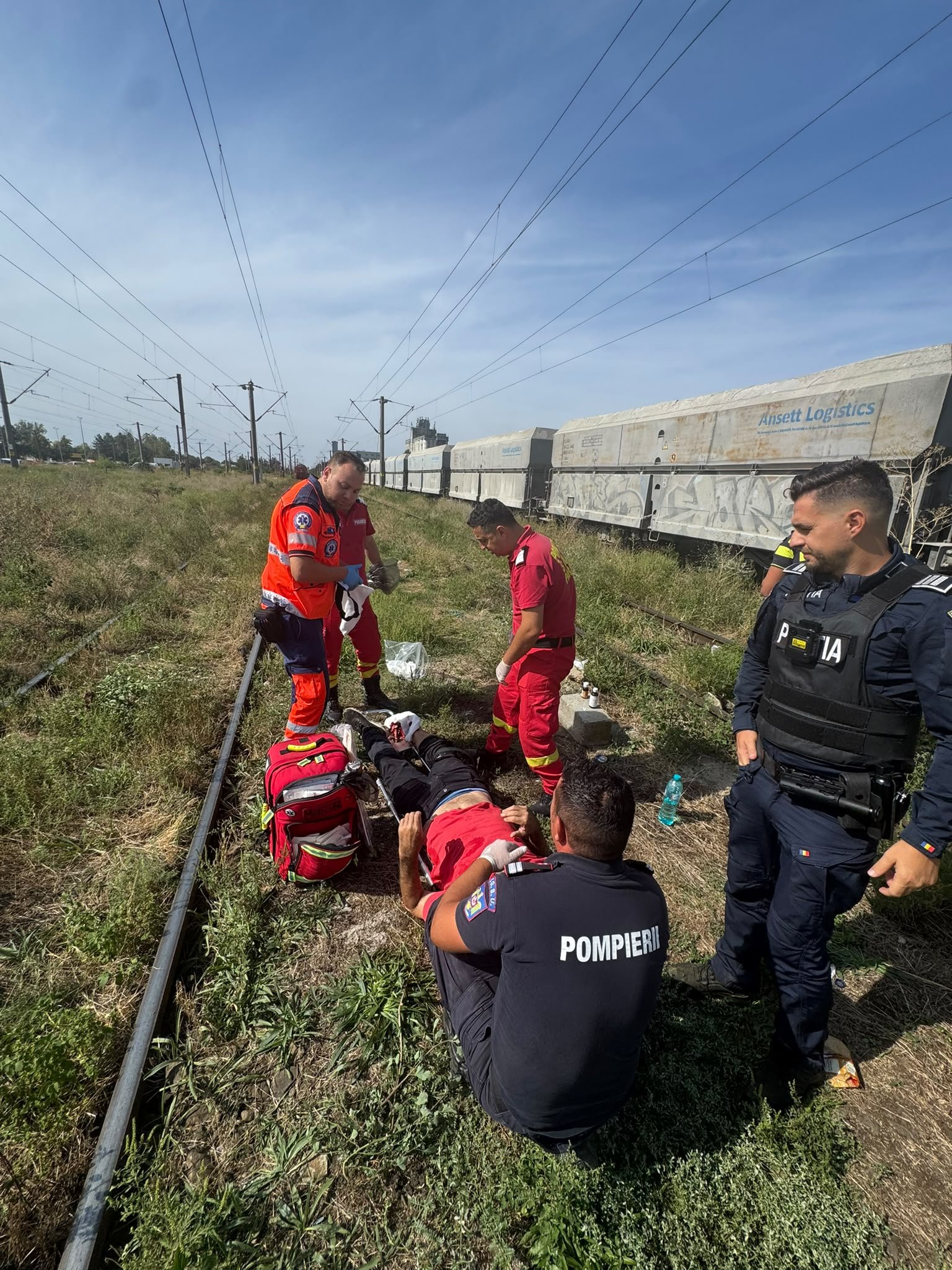 Un agent de pază a fost grav rănit după ce a încercat să urce într-un tren aflat în mișcare