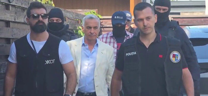 Ce au găsit procurorii în locuința lui Călin Georgescu. Anchetatorii ar fi ridicat și o legitimație care ar fi falsă. FOTO