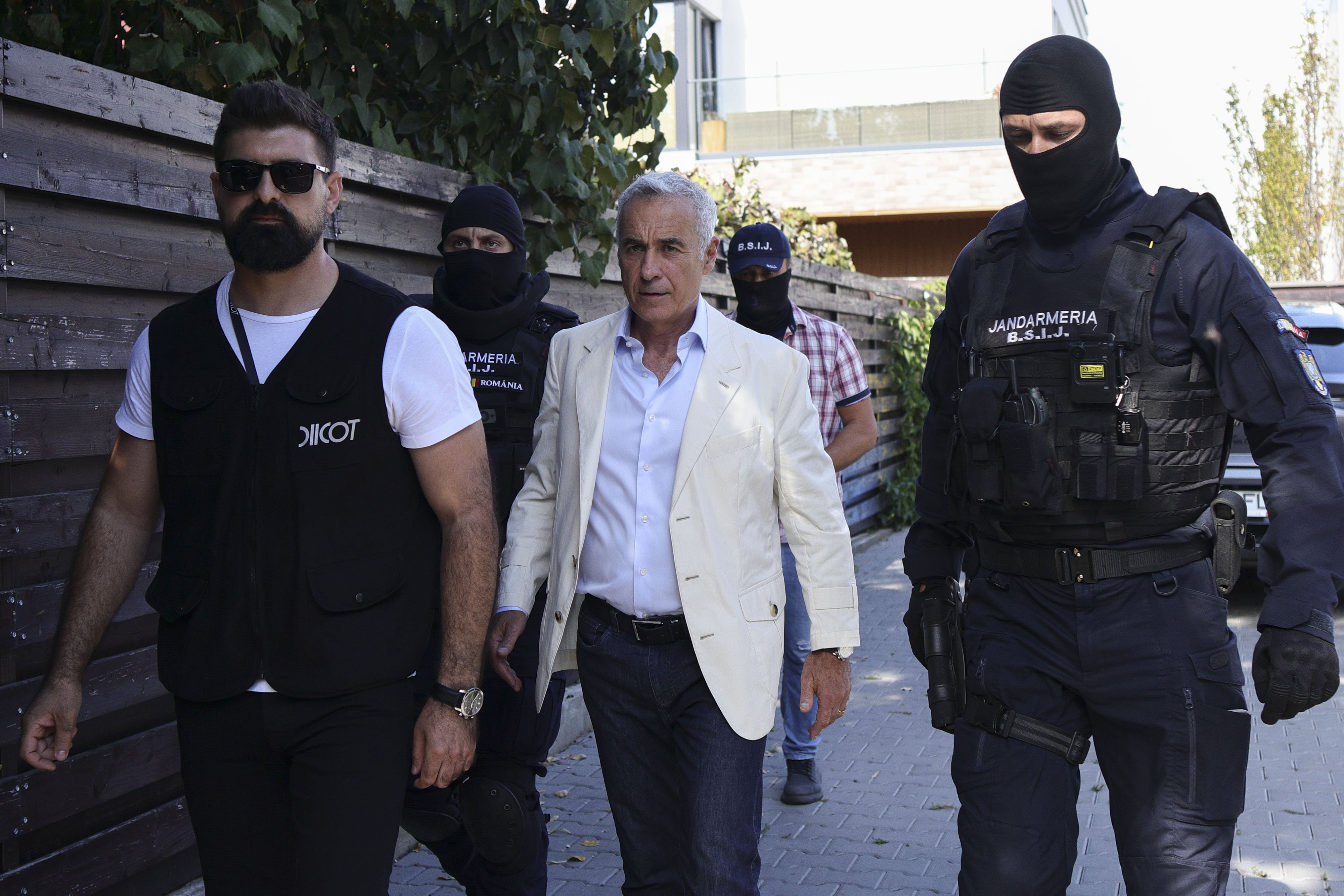 Ce au găsit procurorii în locuința lui Călin Georgescu. Anchetatorii ar fi ridicat și o legitimație care ar fi falsă. FOTO
