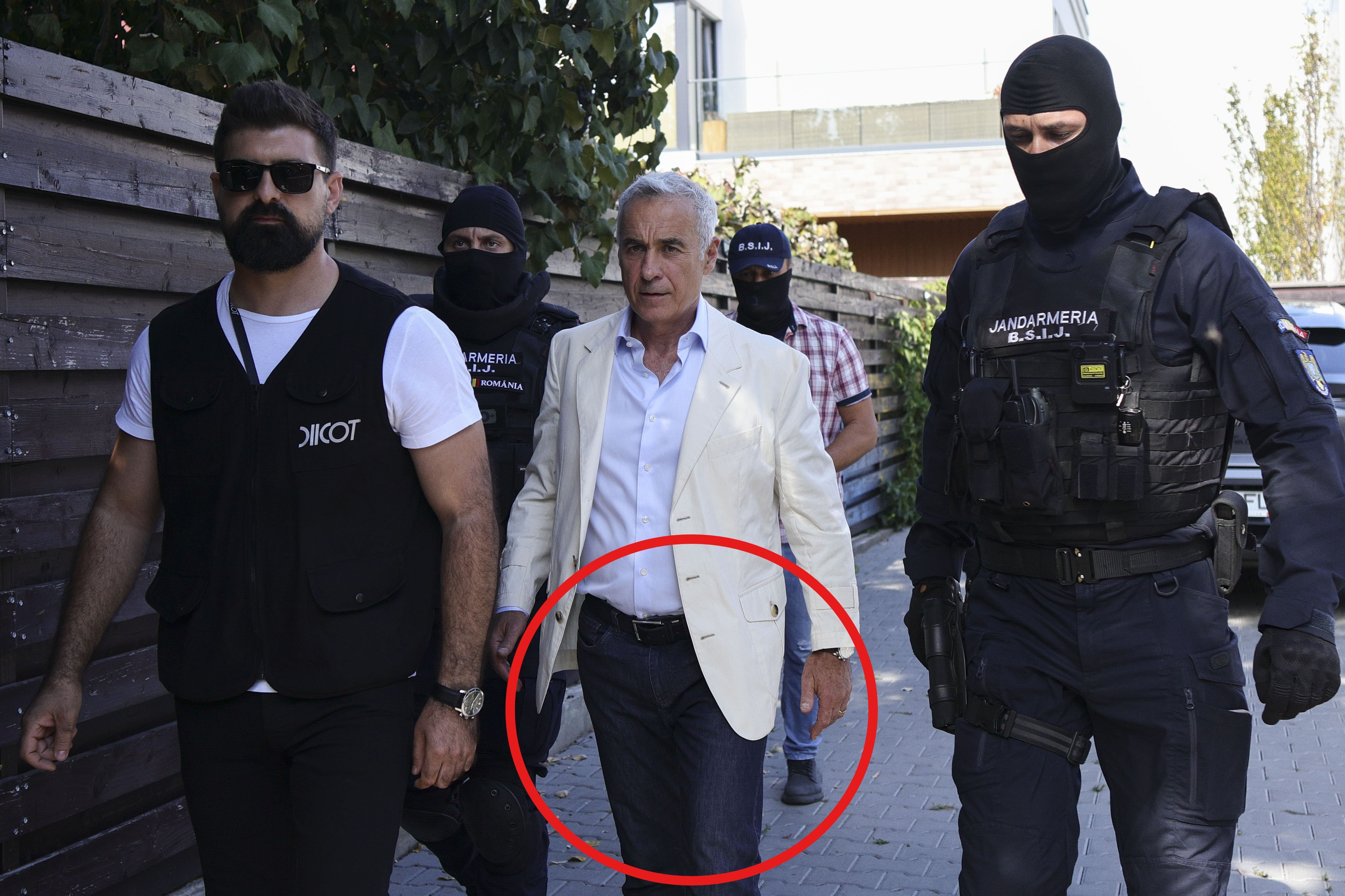 FOTO. Călin Georgescu a fost la sediul DIICOT îmbrăcat în blugi. În 2025 îi critica pe cei care cereau ”blugi și banane”