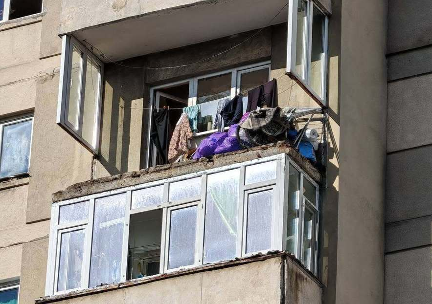 Fațada și părțile laterale ale unui balcon dintr-un bloc din Sectorul 4 au căzut peste un autoturism, de la etajul șapte