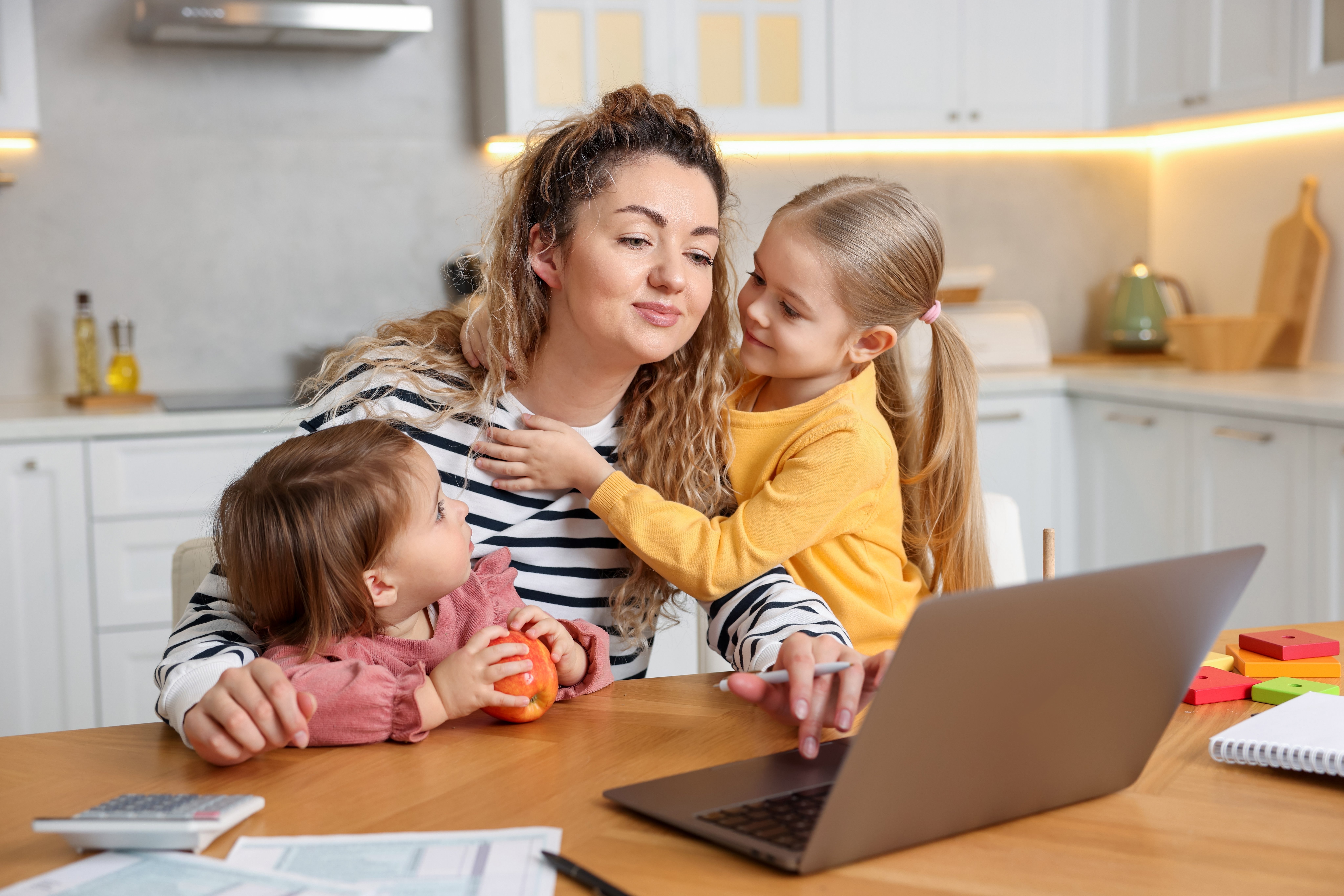 Angajații din familii monoparentale ar putea primi cel puțin trei zile de concediu în plus. Proiectul a trecut de Senat