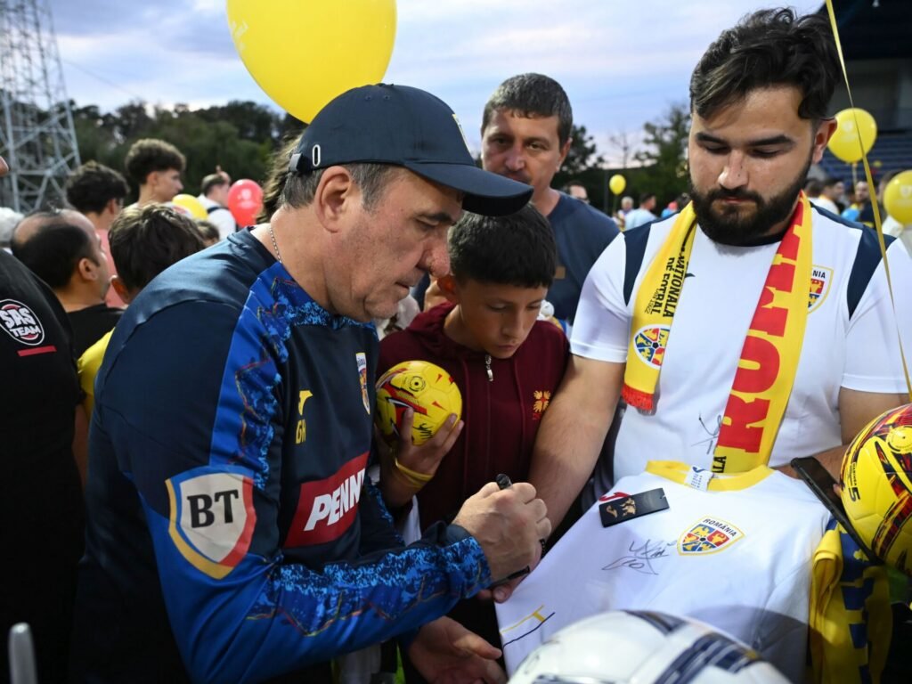 Naționala României și-a deschis porțile pentru fani la Mogoșoaia. Aproape 500 de spectatori au venit la antrenament. FOTO
