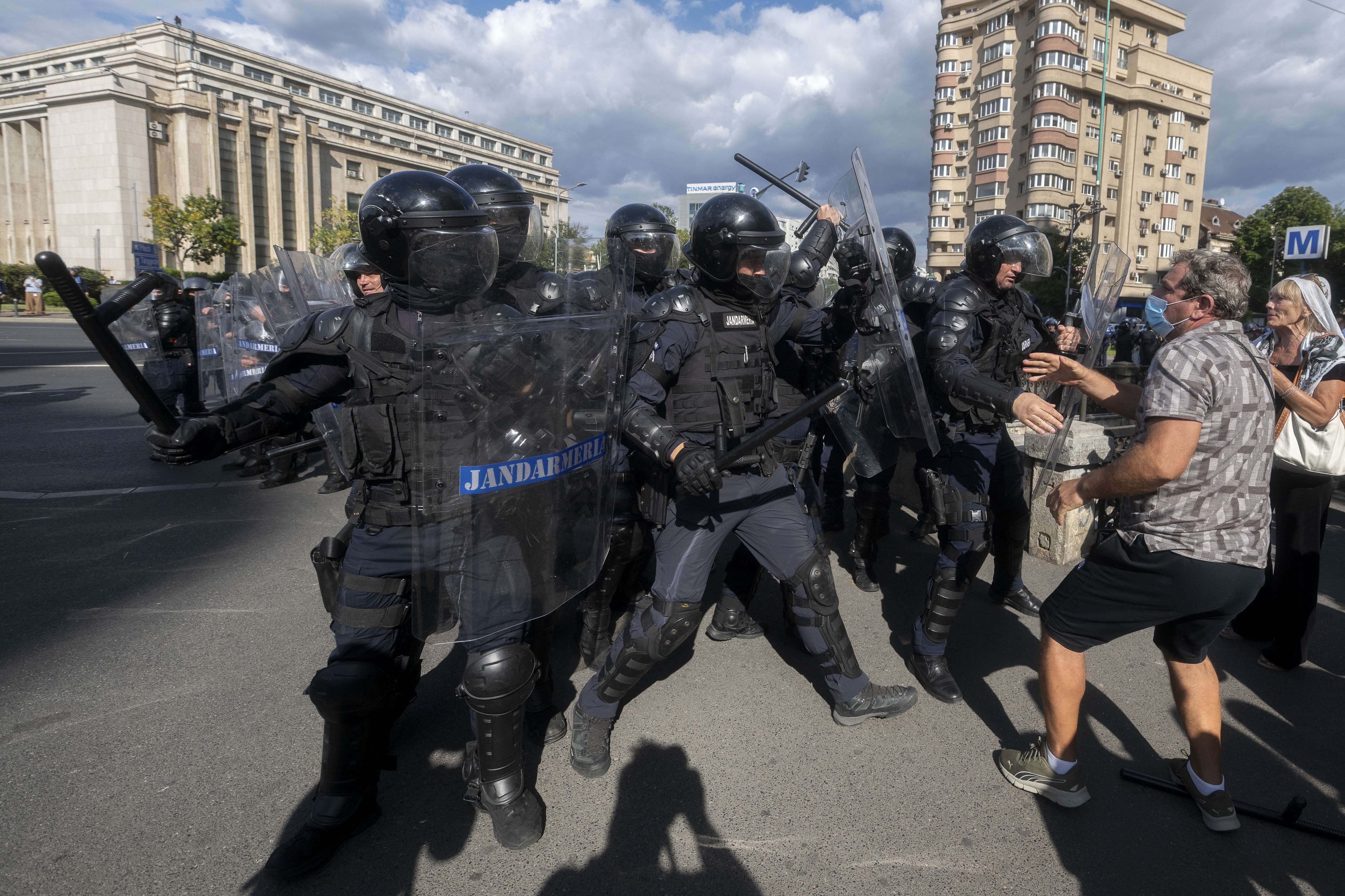 Percheziții în București și 16 județe după violențele de la protestul din Piața Victoriei. S-au emis 30 de mandate de aducere